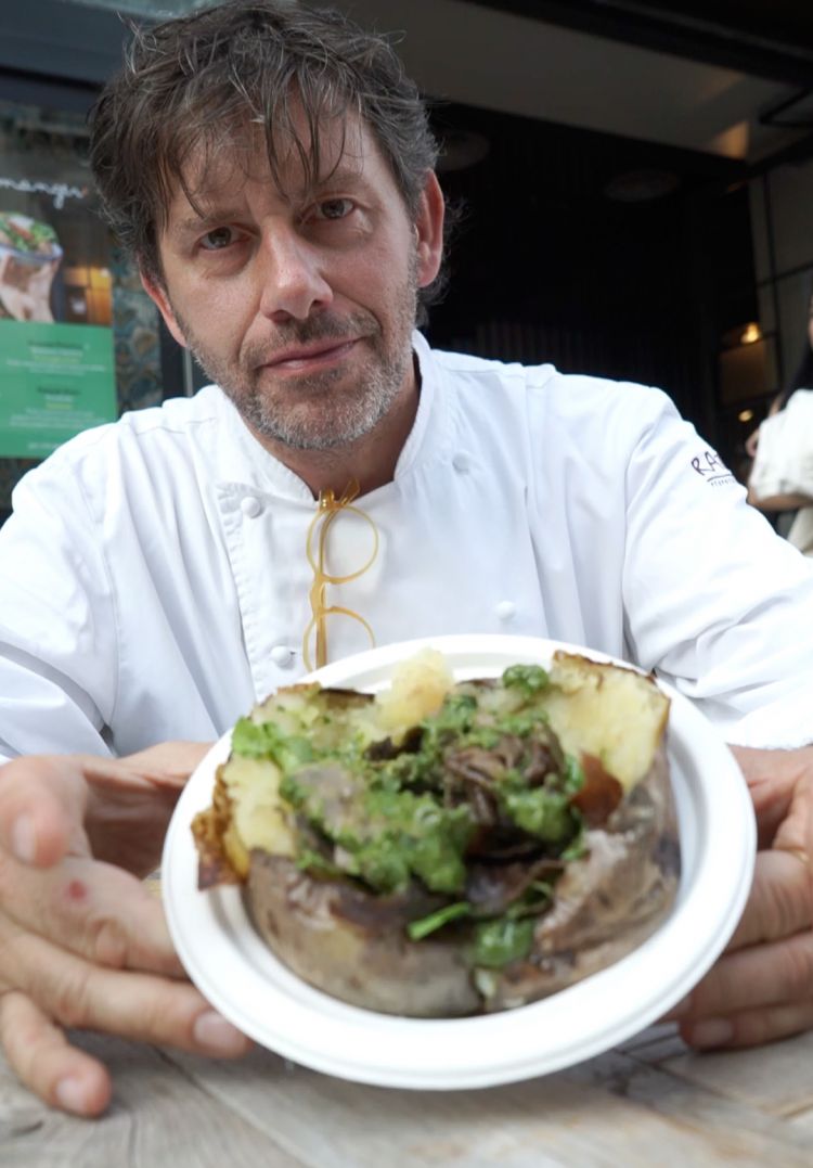 Cesare Battisti - Patata ripiena con Lingua croccante e salsa verde. Una patata ripiena con Lingua croccante, salsa verde e insalata all'aceto balsamico.
