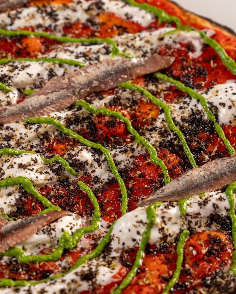 Cetara: filetti di alici di Cetara, doppio pomodoro, olive e battuto mediterraneo