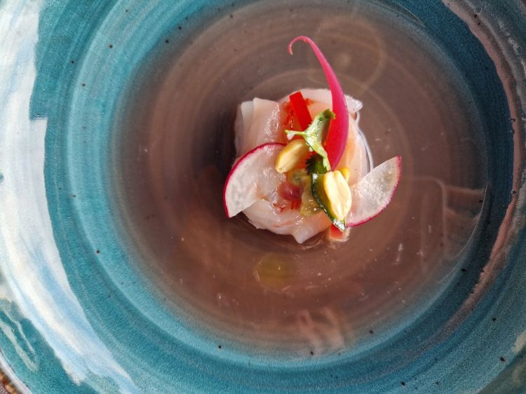 Ceviche di cernia locale, con gamberi rossi, leche de tigre al passion fruit e arachidi