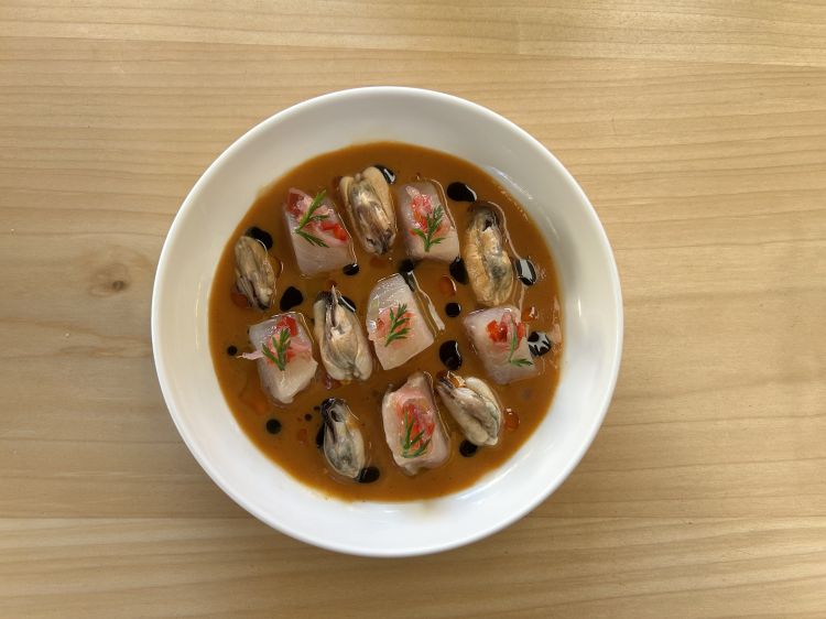 Ceviche di muggine, cozze alla brace, estratto di peperone, vaniglia