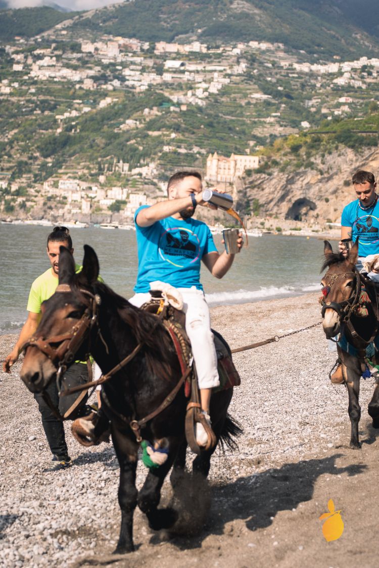 La Maestro Challenge ha sfidato 19 barman italiani non solo su tecnica e ricettazione, ma anche nella capacità di saper improvvisare un cocktail anche in groppa ad asinelli (foto credits Michele Tamasco)