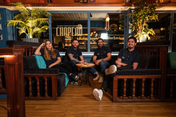 Il team di Chapeau Palma: classic bar e whisky bar a pochi passi da Ginbo e nel cuore della città di Palma.