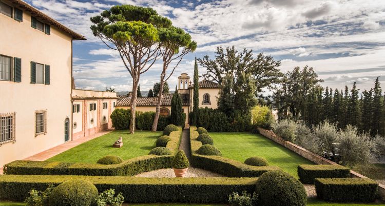 L'ingresso di COMO Castello del Nero, nel cuor