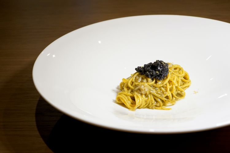 Tajarin e caviale. La pasta è ai 50 tuorli, mantecata con burro nocciola alle alghe (kombu e nori), poi polvere di limoni essiccati e reidratati col vino Cortese
