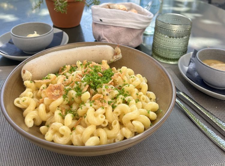 Chäshörnli mit siedwurst al piacevolissimo risto
