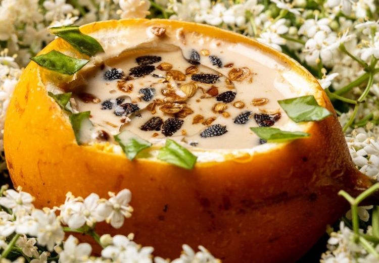Granadilla, orejero, basil and coriander. Granadilla is the fruit of Passiflora ligularis A.Juss., a plant originally from the Andes; orejero is a paste made with the seeds of Enterolobium cyclocarpum, an evergreen tree that can be found throughout tropical America. As we will see, at Mitù i Milan they have a similar dish