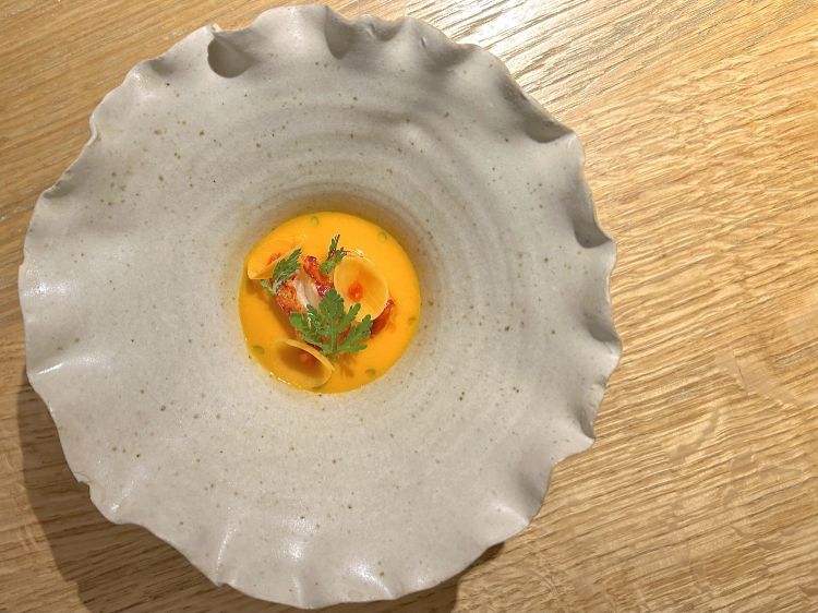 Chawanmushi. Ci spiegano: «Quando Orma era ancora in fase di costruzione, Roy, Giovanni e Pier Mario venivano qui, ragionavano sui piatti e poi andavano in pausa pranzo in un ristorante giapponese vicino, dove gustavano un ottimo chawanmushi». Ecco l'idea: un chawanmushi alla sudamericana con astice, patata camote, peperoncino, aglio e zenzero, da accompagnare al leche de tigre al cocco