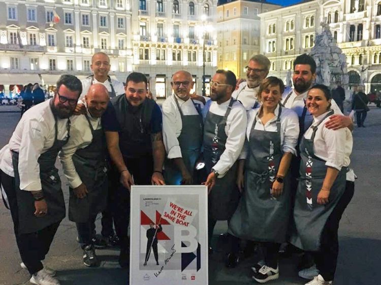 Foto di gruppo degli chef: da sinistra Eugenio Boer, Alfio Ghezzi, Pino Cuttaia, Matteo Metullio, Claudio Sadler, Giancarlo Morelli, Franco Favaretto, Antonia Klugmann, Davide De Pra, Caterina Ceraudo
