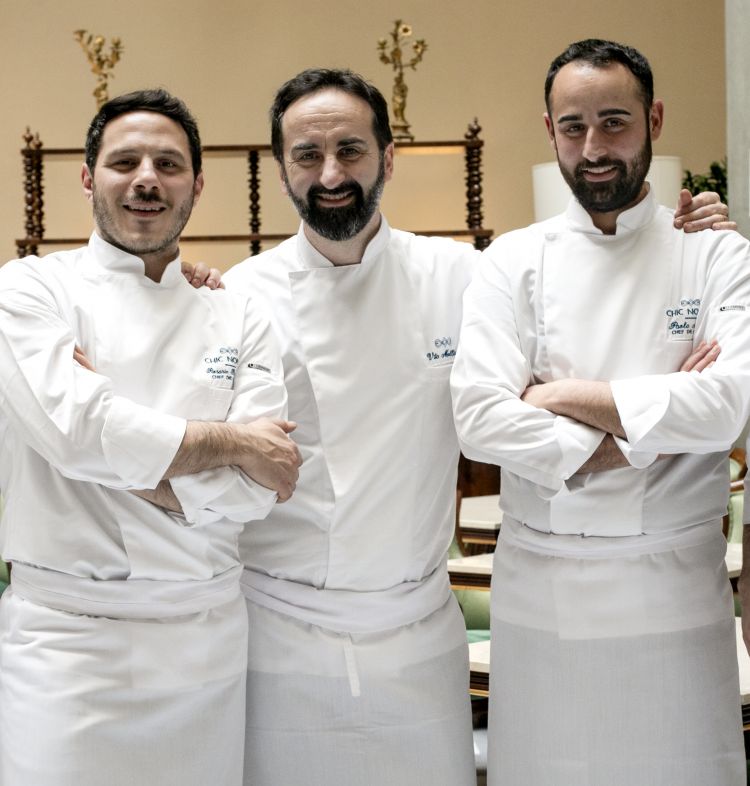 Lo chef Vito Mollica, Director of Culinary del nuovo progetto food & beverage di Mine & Yours Group, affiancato dai restaurant chef Rosario Bernardo e Paolo Acunto
