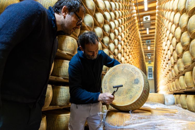 Alessandro Negrini al Caseificio Gennari che produce il parmigiano reggiano