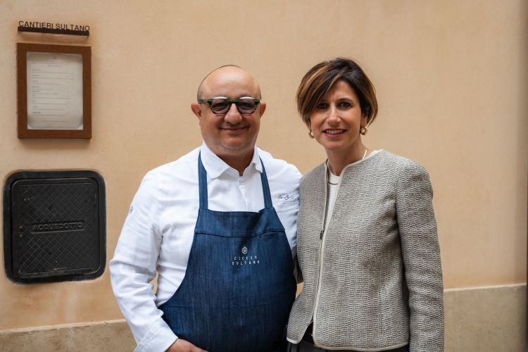 Sultano con Gabriella Cicero, che è per lui, insieme, compagna, socia, general manager e contrappeso organizzativo: la persona che trasforma l’energia creativa dello chef in struttura, metodo e continuità