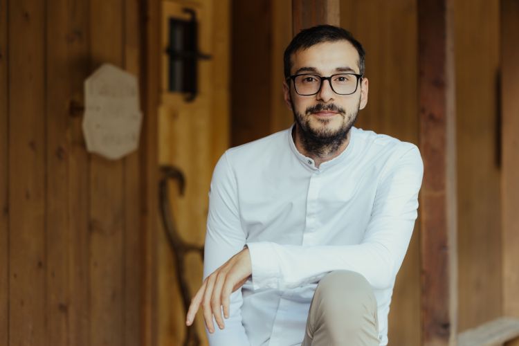 Federico Rovacchi, classe 1992 da Reggio Emilia. Ha iniziato al Cà Matilde con Andrea Incerti Vezzani, per poi passare al Magnolia di Cesenatico con Alberto Faccani. Quindi Enrico Crippa e Norbert Niederkofler