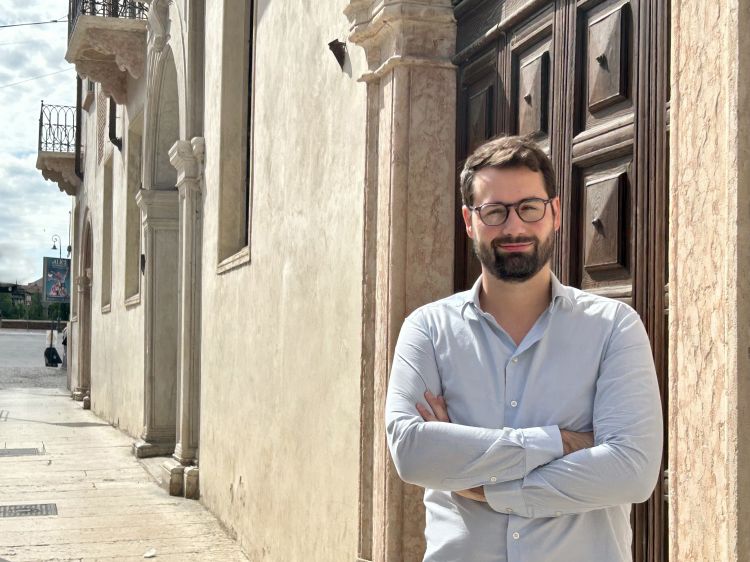 Giacomo Sacchetto davanti all'ingresso dell