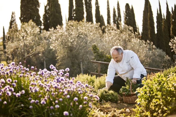 Giovanni Luca di Pirro, executive chef di COMO Castello del Nero, nel grande orta davanti alla proprietà.
