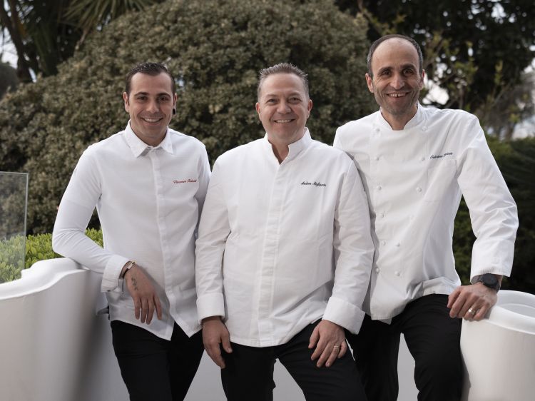 Al centro, Andrea Migliaccio, culinary chef del Jumeirah Capri Palace, magistralmente coadiuvato dall’executive chef Salvatore Elefante (a destra), dall’head chef Vincenzo Tedeschi (a sinistra)