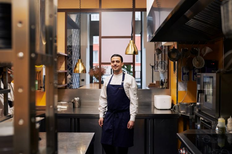 Il nuovo chef del ristorante Serica è Nicola Bonora, classe 1990, origini sarde, precisamente di Torre Grande in provincia di Oristano
