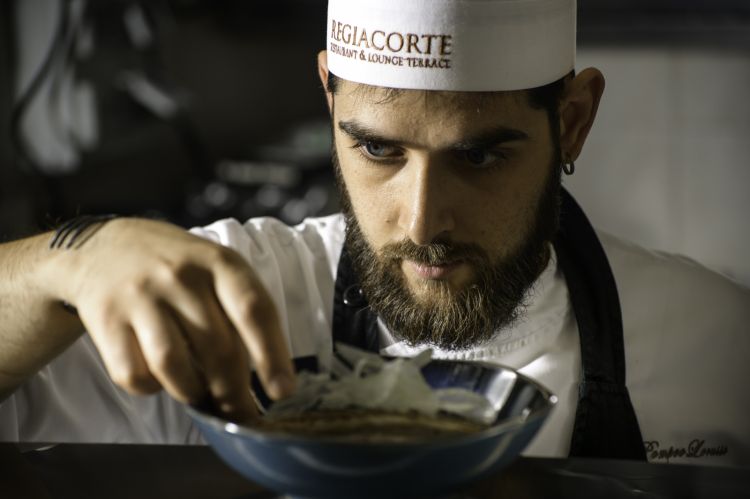 Il giovane chef Pompeo Lousso ha sempre lavorato in Puglia. La sua passione ha origine dai mestieri dei suoi nonni: Giovanni pescivendolo, Pompeo agricoltore 
