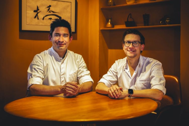 Nakamura con Dominik Schmid, chef di cucina del suo ristorante
