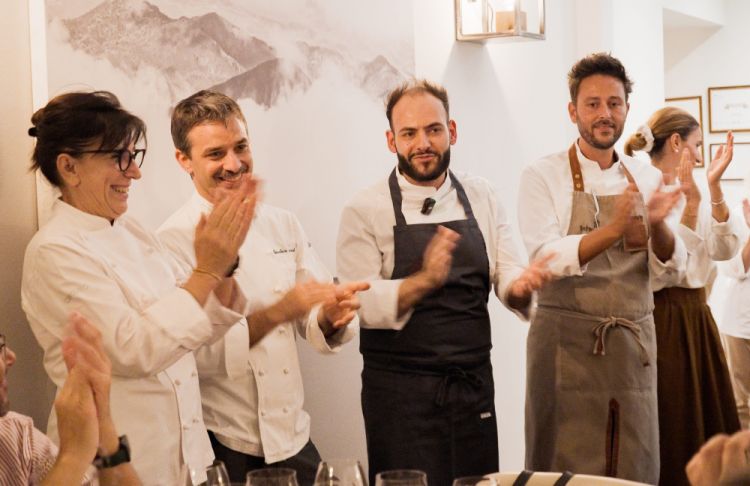 I protagonisti della prima cena del Festival, che si è svolta nel ristorante daGorini, a San Piero in Bagno: da sinistra Cinzia Otri (Gelateria della Passera a Firenze), il padrone di casa Gianluca Gorini, Fabio Ingallinera (Il Nazionale a Vernante - Cuneo), Valerio Serino e Lucia De Luca, che hanno da poco chiuso il loro ristorante Terra, a Copenhagen, e lavorano al prossimo progetto
