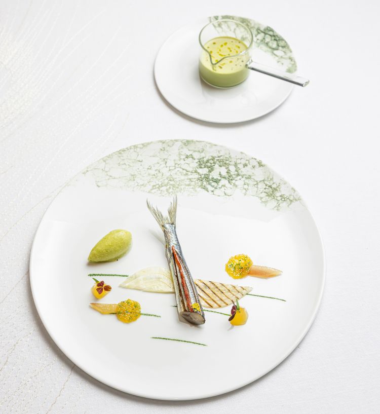 Eden:&nbsp;sardina grigliata, brodo di escabeche, aceto di Lambrusco, aceto di bonito, succo di limone, olio d'oliva aromatizzato al dragoncello messicano, tuorlo d'uovo, senape, finocchio
