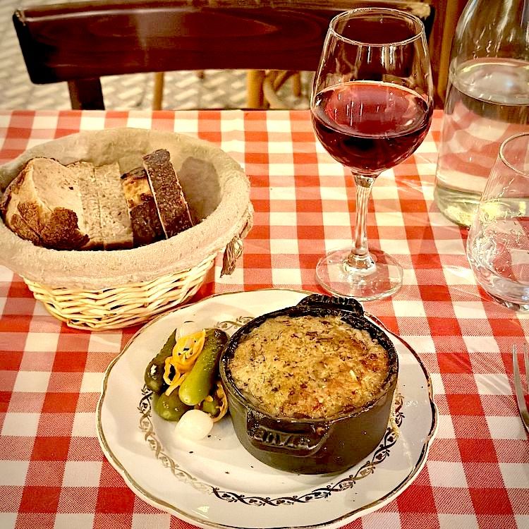 La mise en place di Chez Marius: Terrina in cocott