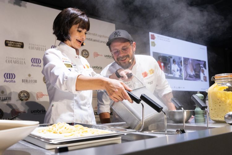 Chiara Pavan e Francesco Brutto, chef al&nbsp;Venissa, sull'isola di Mazzorbo a Venezia, mentre presentano i loro piatti che raccontano la laguna e il suo ambiente.
