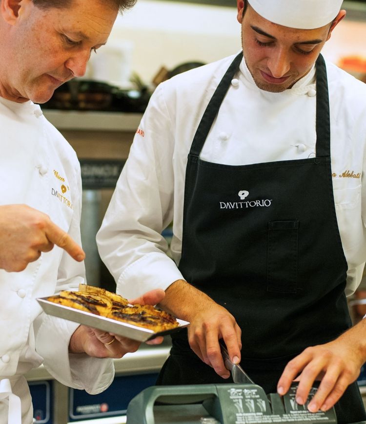 Chicco Cerea al lavoro con un suo collaboratore