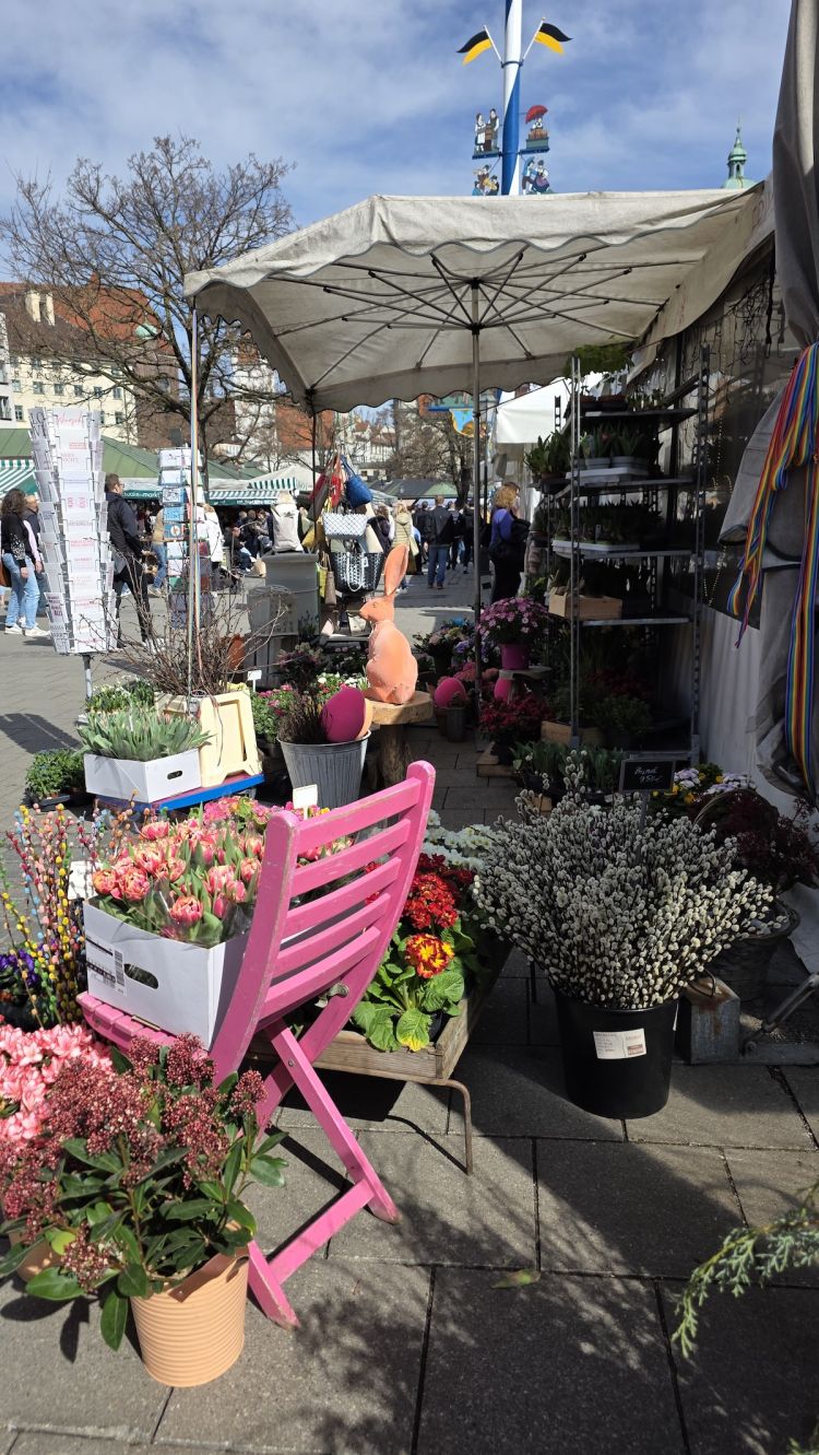 La bancarelle di fiori sono un'altra istituzione del Viktualienmarkt

 
