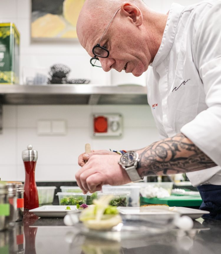 Chris Oberhammer, chef e patron del ristorante Tilia a Dobbiaco, è l'anima entusiasta del Dolomiti Gourmet Festival, giunto alla 13a edizione