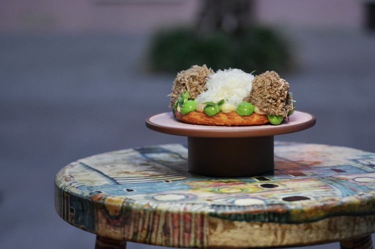 Churros, porcini estivi, cipollotto e tartufo nero, «l'idea viene dalla nostra esperienza al RavioXo». Il churro viene condito con tre emulsioni (ai porcini, al tarfufo e al cipollotto), poi germogli di basilico thai, parmigiano e lamelle di tartufo
