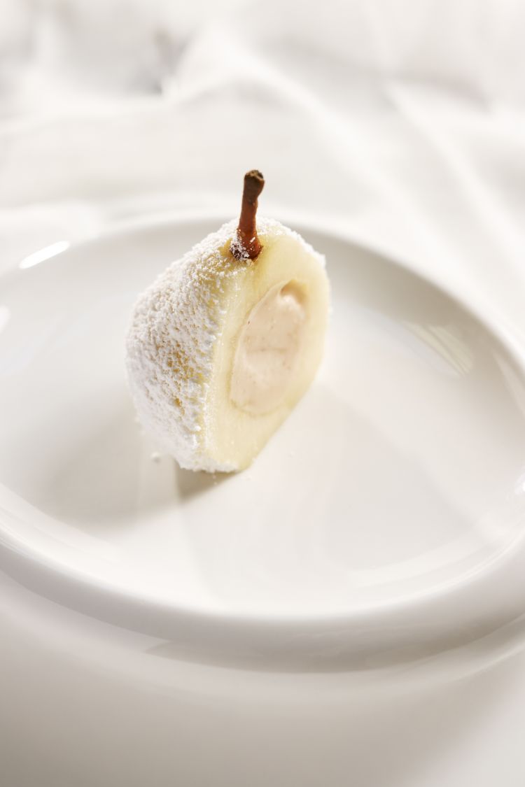 La Pera Centenaria, il dessert a base di Max Red Bartlett, firmato da Stefano Guizzetti di CIACCO LAB, a Parma e Milano
