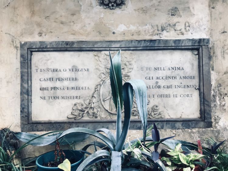 I versi dedicatI alla Vergine Maria di fronte all'ingresso della Ciambella a Roma