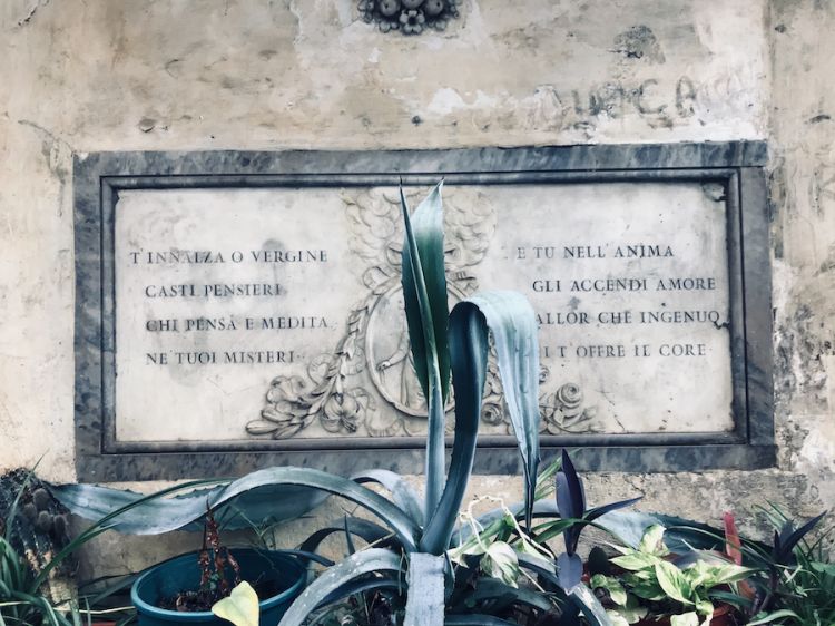 I versi dedicatI alla Vergine Maria di fronte all'ingresso della Ciambella a Roma
