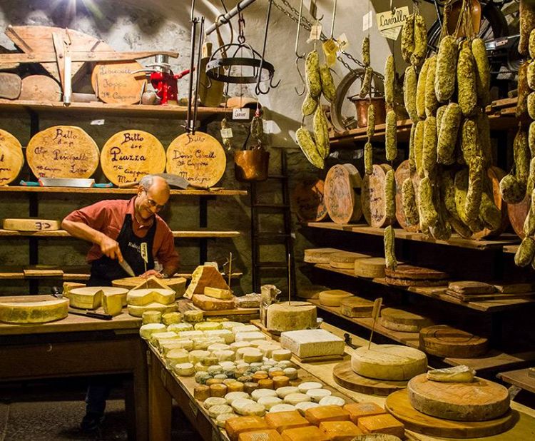 La bottega dei Fratelli Ciapponi, aperta nel 1883 a Morbegno, è un museo di profumi e ricordi. Qui è possibile assaggiare il Bitto stagionato a 10 anni, dal sapore estremamente forte