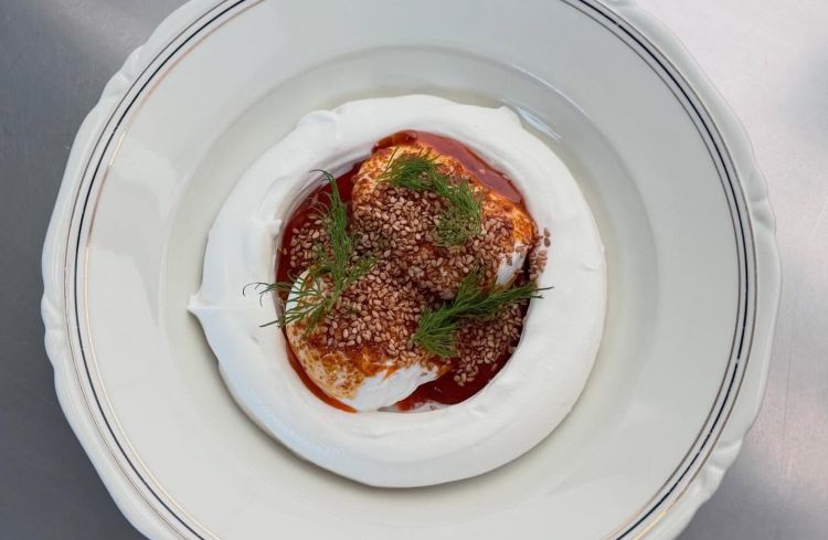 Cibir (Uova alla turca): yogurt delicato, uova in camicia e spezie