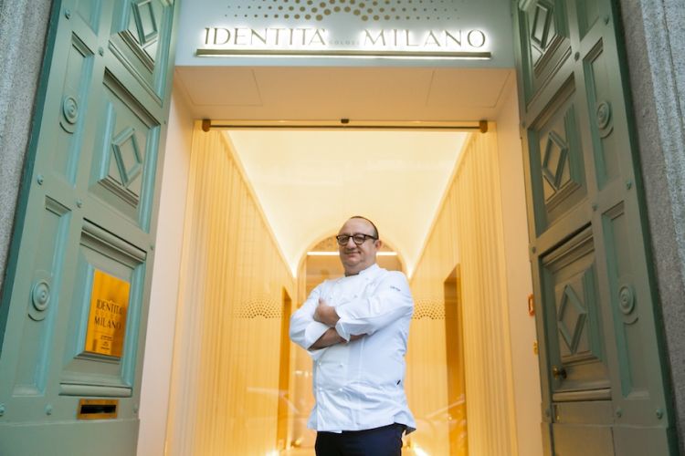 Ciccio Sultano sull'ingresso di Identità Golose MIlano in via Romagnosi 3