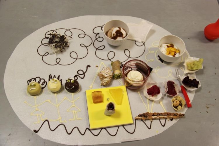 2016 - Foglio Bianco
«Un gioco legato all’istintività del bimbo e alla descrizione di ciò che si cerca in una pietanza. Riprende il disegno del bimbo citato nel libro "Fluidità" (2013) con gli elementi per rappresentare ciò che realmente si cerca in una pietanza»