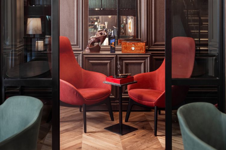 La Cigar Room è una delle sorprese del locale, dove poter accompagnare un ottimo sigaro a una degustazione di distillati