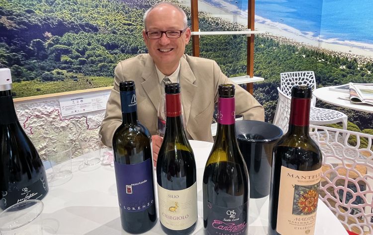Il direttore del consorzio Luca Pollini con alcui campioni di Ciliegiolo
