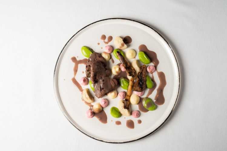 Cinghiale&nbsp;nappato al ginepro, funghi, le salse
