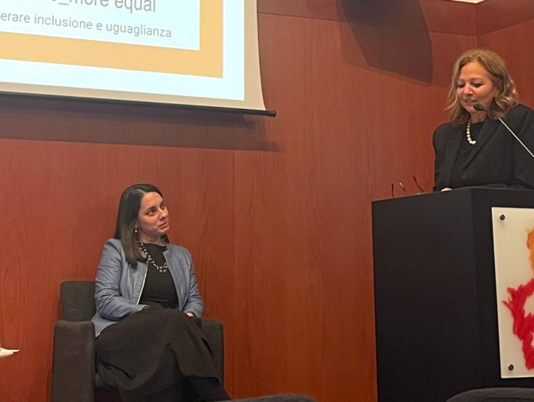 A sinistra Caterina Mastella e a destra, la nostra donna del vino Cinzia Benzi