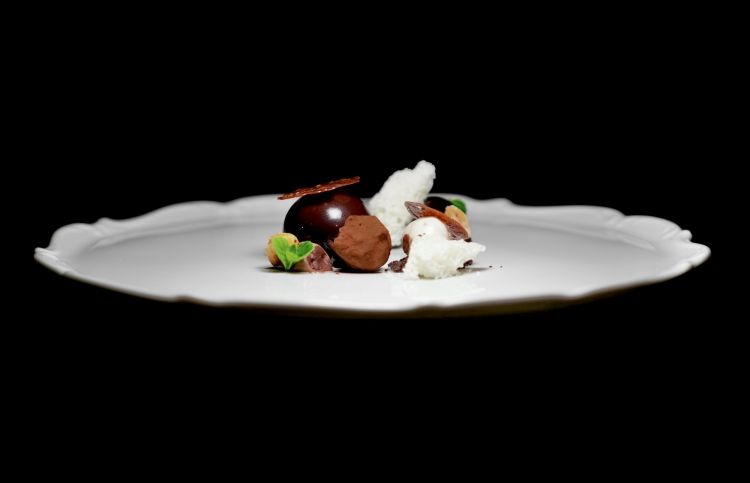 Cioccolato e nocciola: nocciola di Viterbo, vari tipi di cioccolato (by Noalya di Ponsacco, Pisa: cioccolato bianco, al latte e fondente di due varietà, monorigine messicano e blend 309, fondente all'80%). Poi tartufini cioccolato e nocciola e gelato al frangelico
