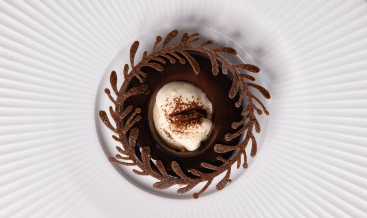 Cioccolato & Olive
Cioccolato fondente, gelato alle olive taggiasche e curd al limone. Un finale giocato sul contrasto tra intensità, componente sapida e freschezza agrumata