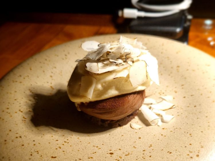 Cioccolato, oliva taggiasca e gelato alla vaniglia e olio d’oliva