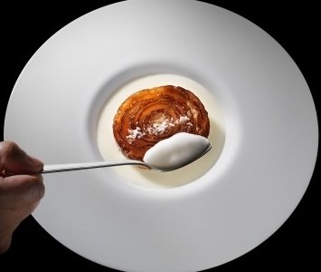 Cipolla caramellata con caldo-freddo di Grana Padano, piatto simbolo dei 10 anni del D'O (foto Sergio Coimbra)