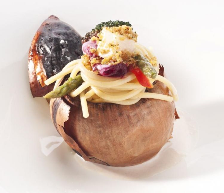 Baked shallot with spaghettoni and anchovy sauce, here is the recipe

