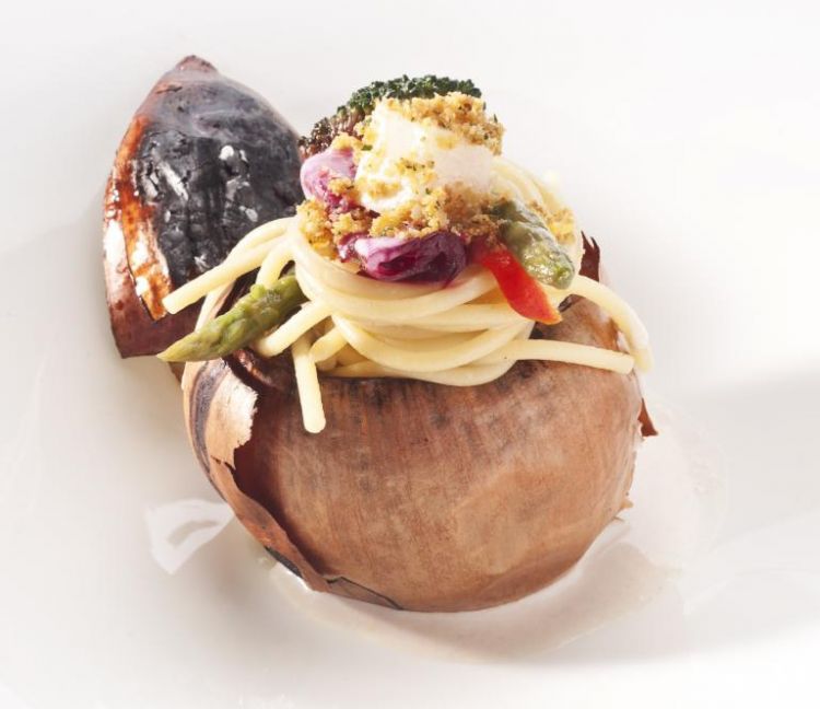 Baked shallot with spaghettoni and anchovy sauce, here is the recipe
