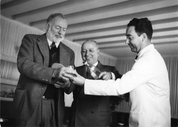 Giuseppe Cipriani, al centro, con Ernest Hemingway, a sinistra
