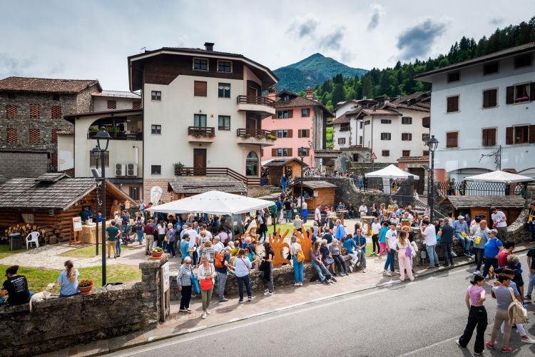 Il borgo di Sutrio (Udine) in festa per celebrare la tradizione dei cjarsòn