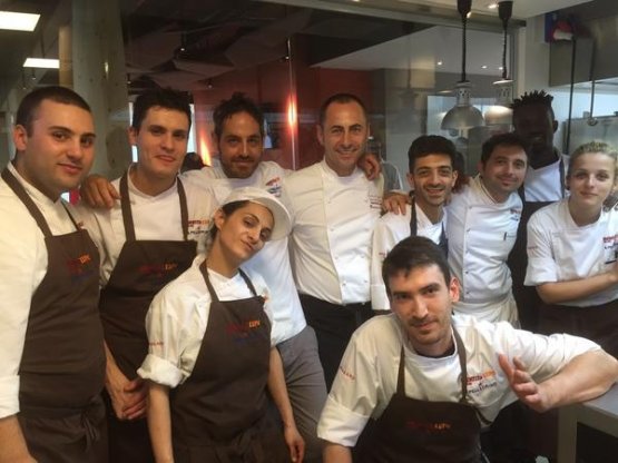 Francesco Apreda con la brigata di Identità Expo: lo chef è stato tra i protagonisti a luglio